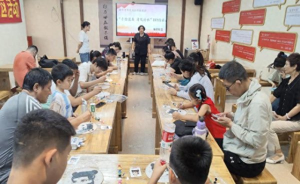 爱策略 秦庄社区开展“手绘团扇·清风颂雅”DIY绘画活动