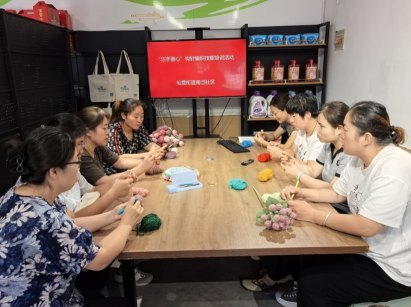 端盛康优配 南岱社区开展“巧手慧心 钩针编织”活动
